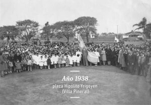 Retrato de un acto patrio en la plaza de Villa Pineral… (postal de otros tiempos)