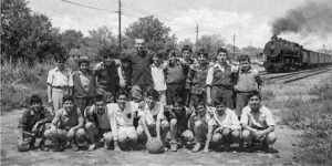 El campito atorrante de la calle Valentín Gómez, pegado a las vías