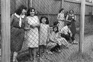 Las chicas (y un colado) esperan que empiece el partido en el Jota Jota